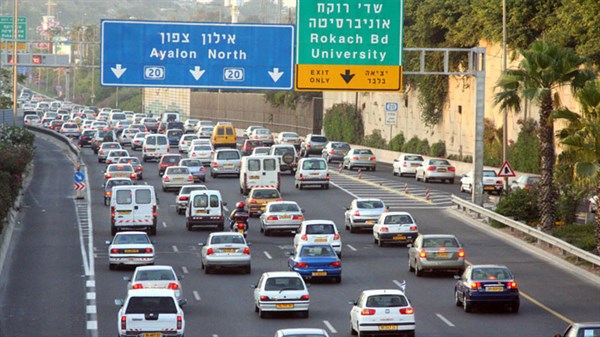 צילום על שדרות רוקח בתל אביב ושלטי הדרך