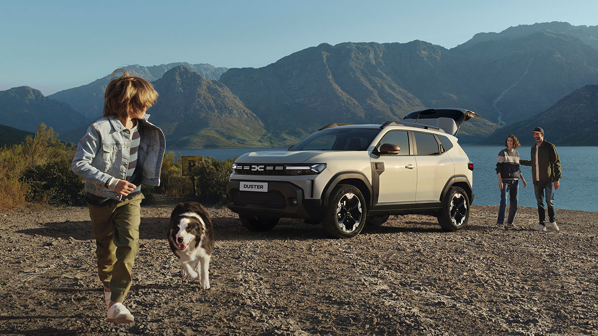 תמונה של משפחה בטיול בשטח לצד דאצ'יה דאסטר