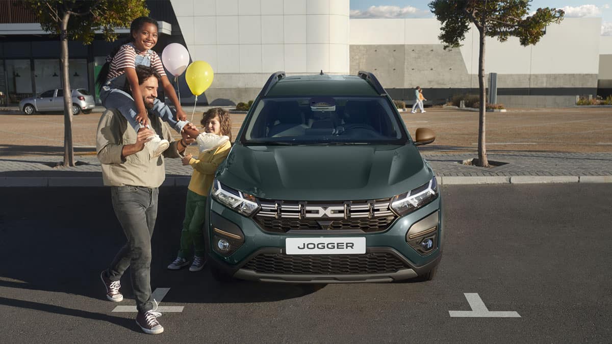 משפחה לצד רכב 7 מקומות דאצ'יה ג'וגר בטיול בשטח הררי