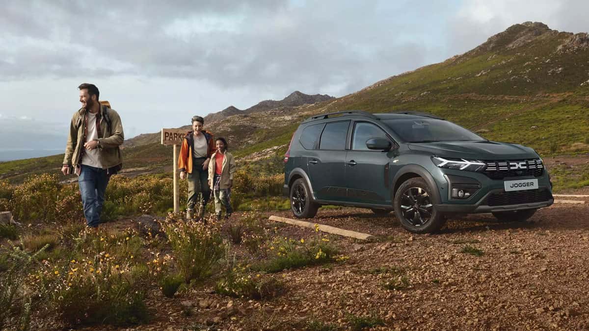 משפחה לצד דאצ'יה ג'וגר מטיילת בשטח הררי