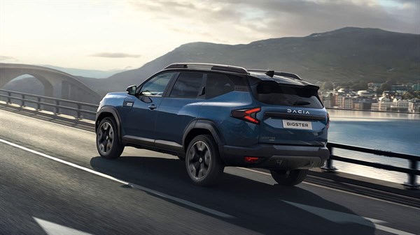 מבט מאחור על דאצ'יה ביגסטר בנסיעה