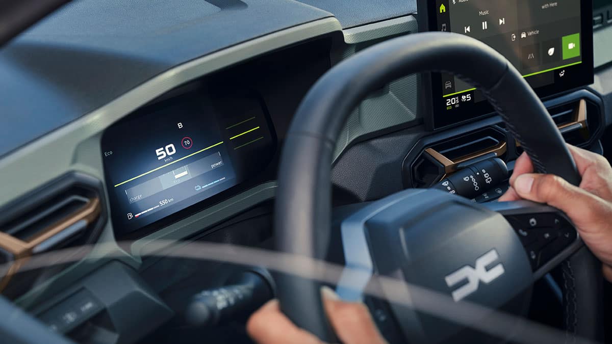 מבט על לוח המחוונים ברכב היברידי של דאצ'יה